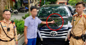 Kiểm Tra Ô Tô Đỗ Sai Quy Định Ở Hà Nội, Phát Hiện Gậy 3 Khúc, Bình Hơi Cay 1 1785999184680 6054255956240477176 G1921037834243786837 237196C3662777E7802F4E0823F3429A 1482