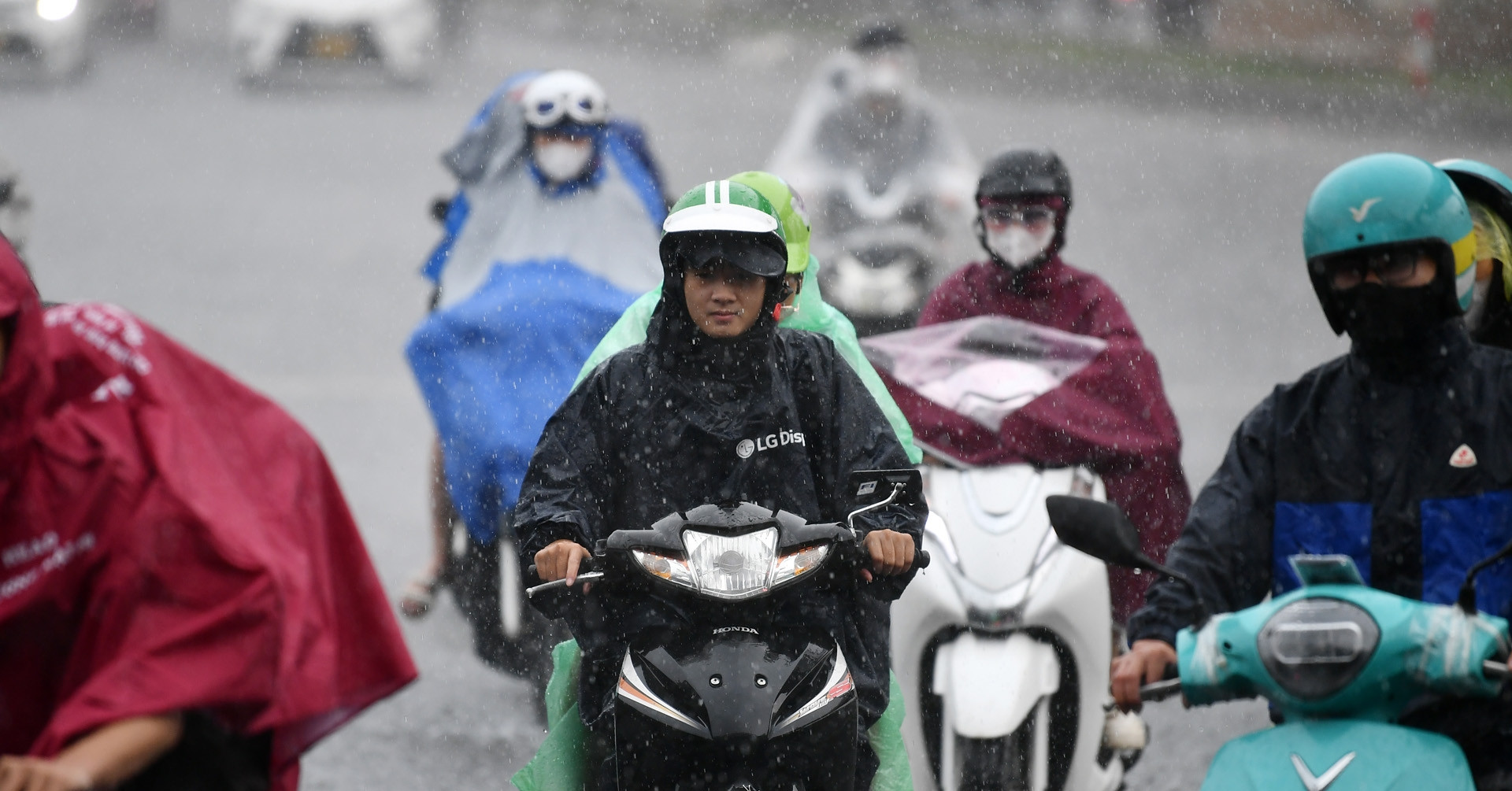 2026 mien bac con mua to cuc bo ha noi tang len 32 do 62