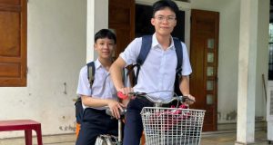 3 Nam Deo Nhau Den Truong Tren Chiec Xe Dap Cu Doi Ban Than Cung Do Thu Khoa 2222