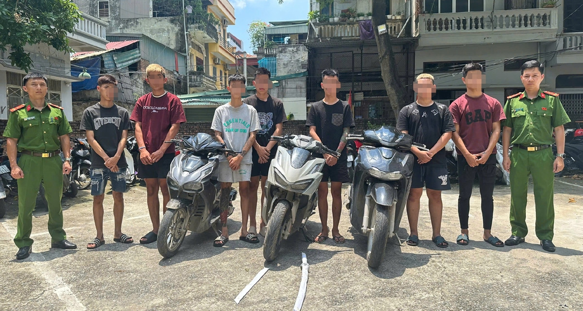 7 Thanh Nien Mang Kiem Truy Duoi Chem Nguoi Vo Co O Ha Noi 2462
