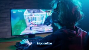 Phụ Huynh Theo Dõi Con Học Trực Tuyến - Tiện Lợi Hay Áp Lực