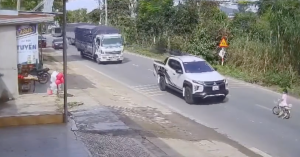 Thót tim cảnh bé gái đạp xe lao ra đường, cả dòng xe phanh gấp tránh tai nạn 1 anh man hinh 2026 06 13 luc 175324 2102