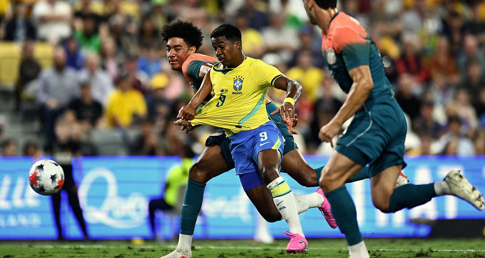 Australia Hoa An Tuong Brazil Voi Sieu Pham Kieu Ronaldo 3253