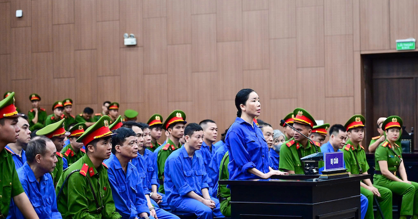 Ba Trum Mai Anh Khai Ve Tien Ty De Trong Thung Hoa Qua Dua Den Nha Can Bo 985