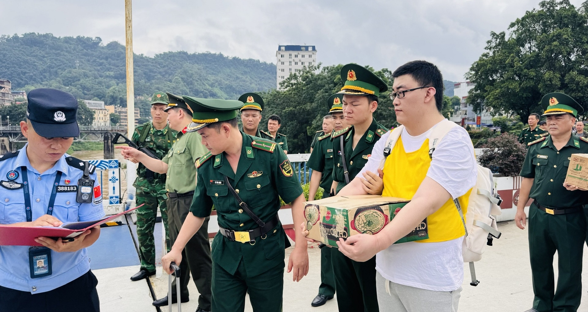 ban giao 19 doi tuong nguoi trung quoc cho cuc cong an chau hong ha 2831