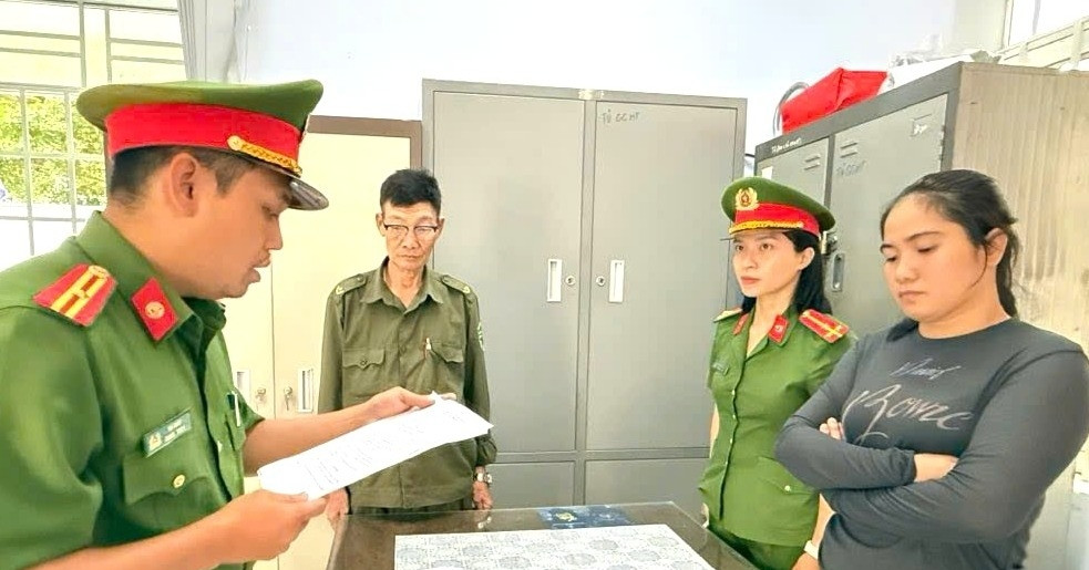 Bat 2 Doi Tuong Gia Lam Nhan Vien Ngan Hang Lua Tien Nguoi Dan 1754