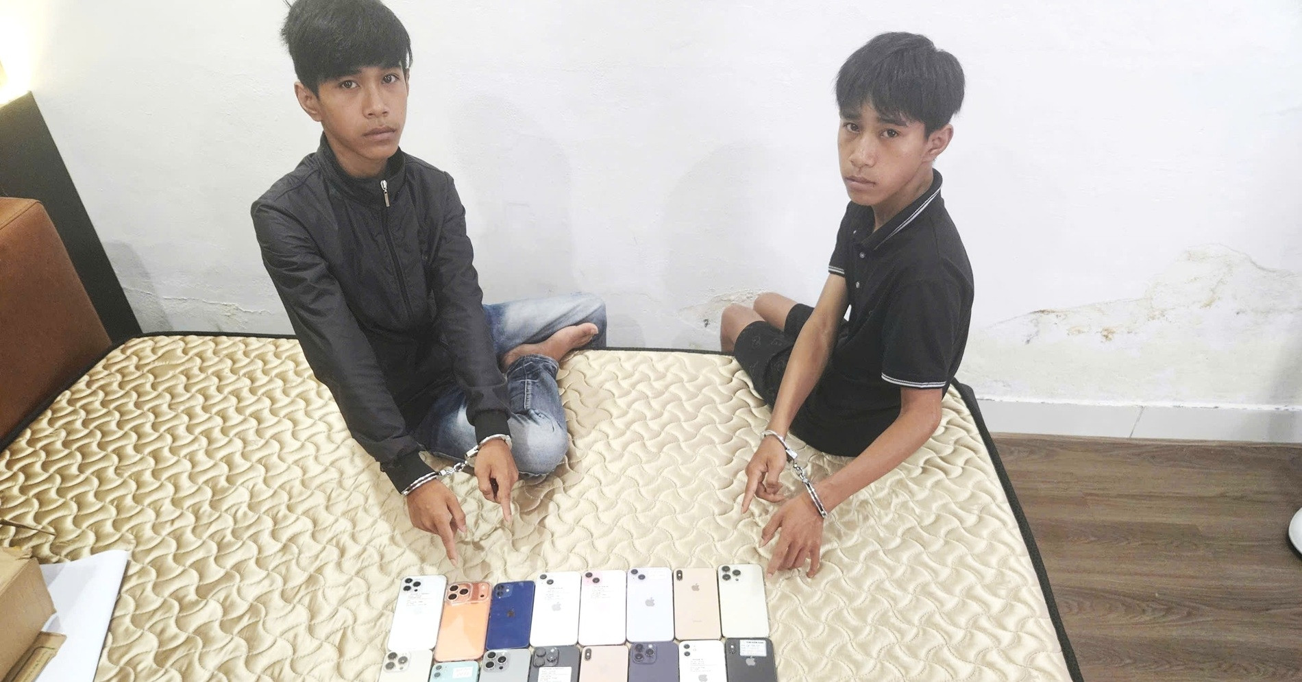 Bat Anh Em Sinh Doi 17 Tuoi Trom 27 Iphone O Da Nang 2010