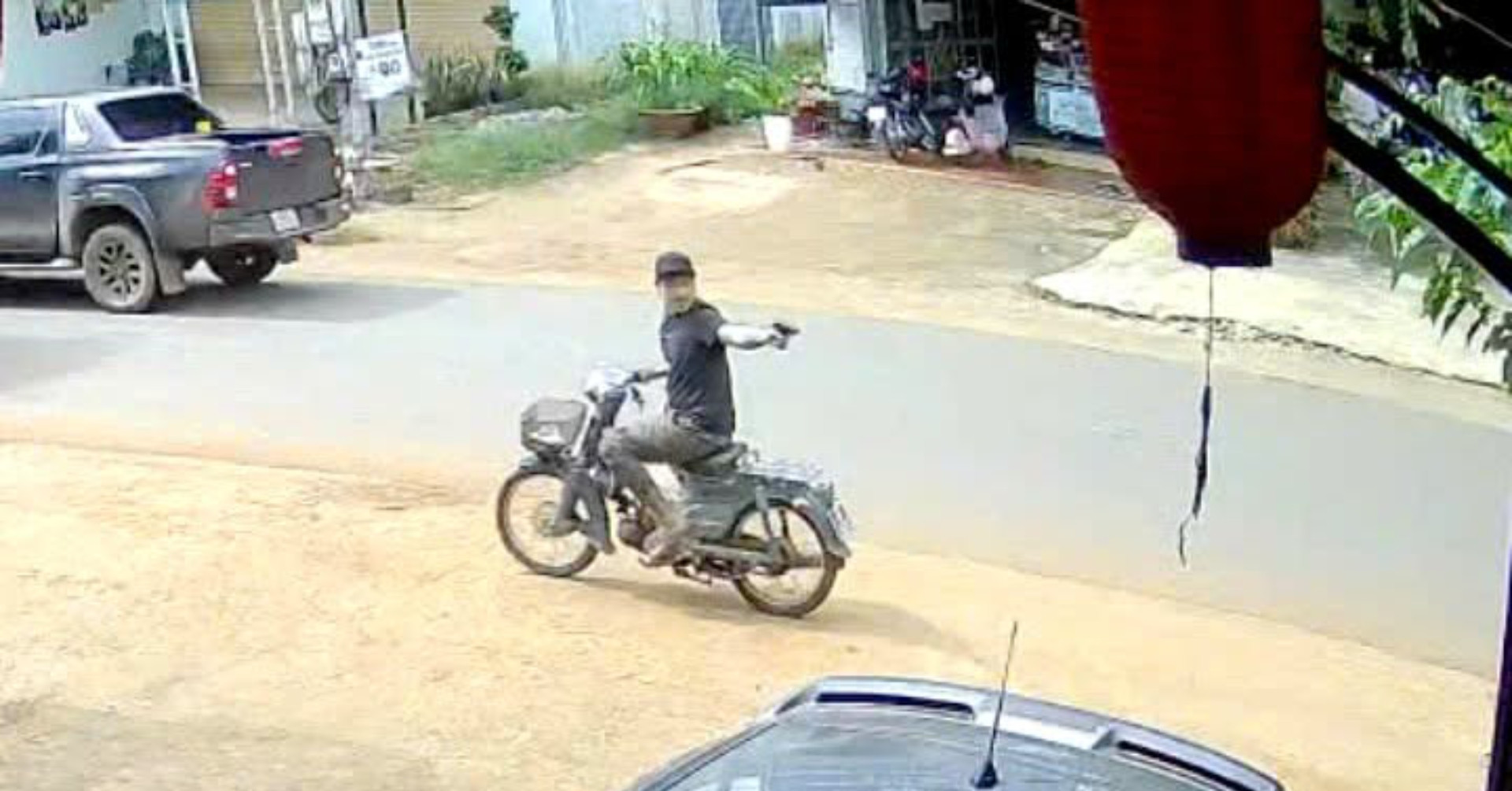 Bat Giu Nghi Pham Cam Sung De Doa Nhom Nguoi Duoi Theo Doi 500 2271