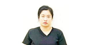 bat giu nguoi phu nu bung tien mua 30 cai banh chung chem chu quan dut gan tay 2881