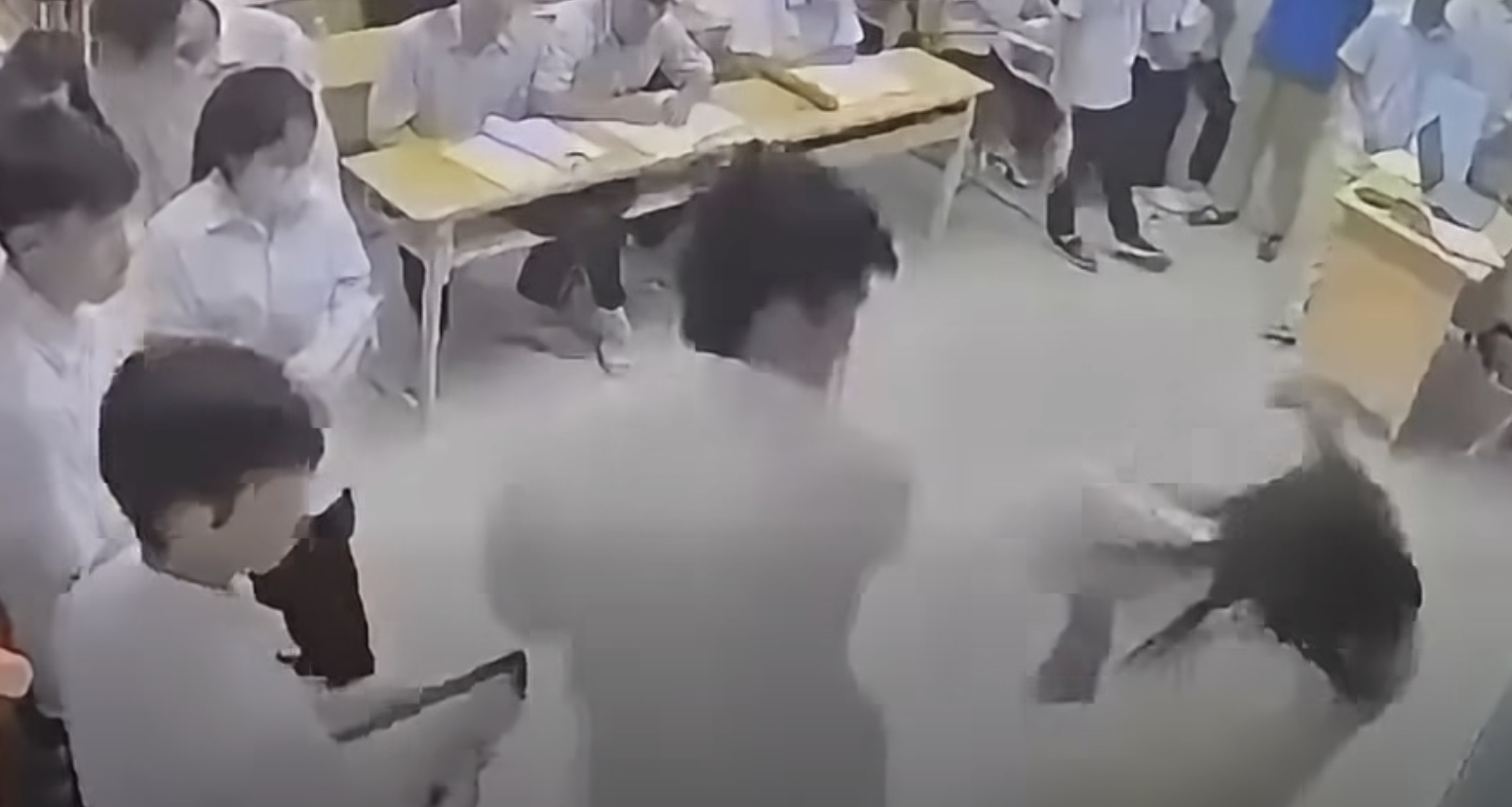 Bat Khan Cap Nam Sinh Danh Co Giao Ngay Tren Buc Giang O Ha Noi 620