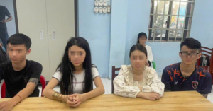 bat nhom thanh thieu nien dap pha xe ban tai tren duong pho tphcm 2246