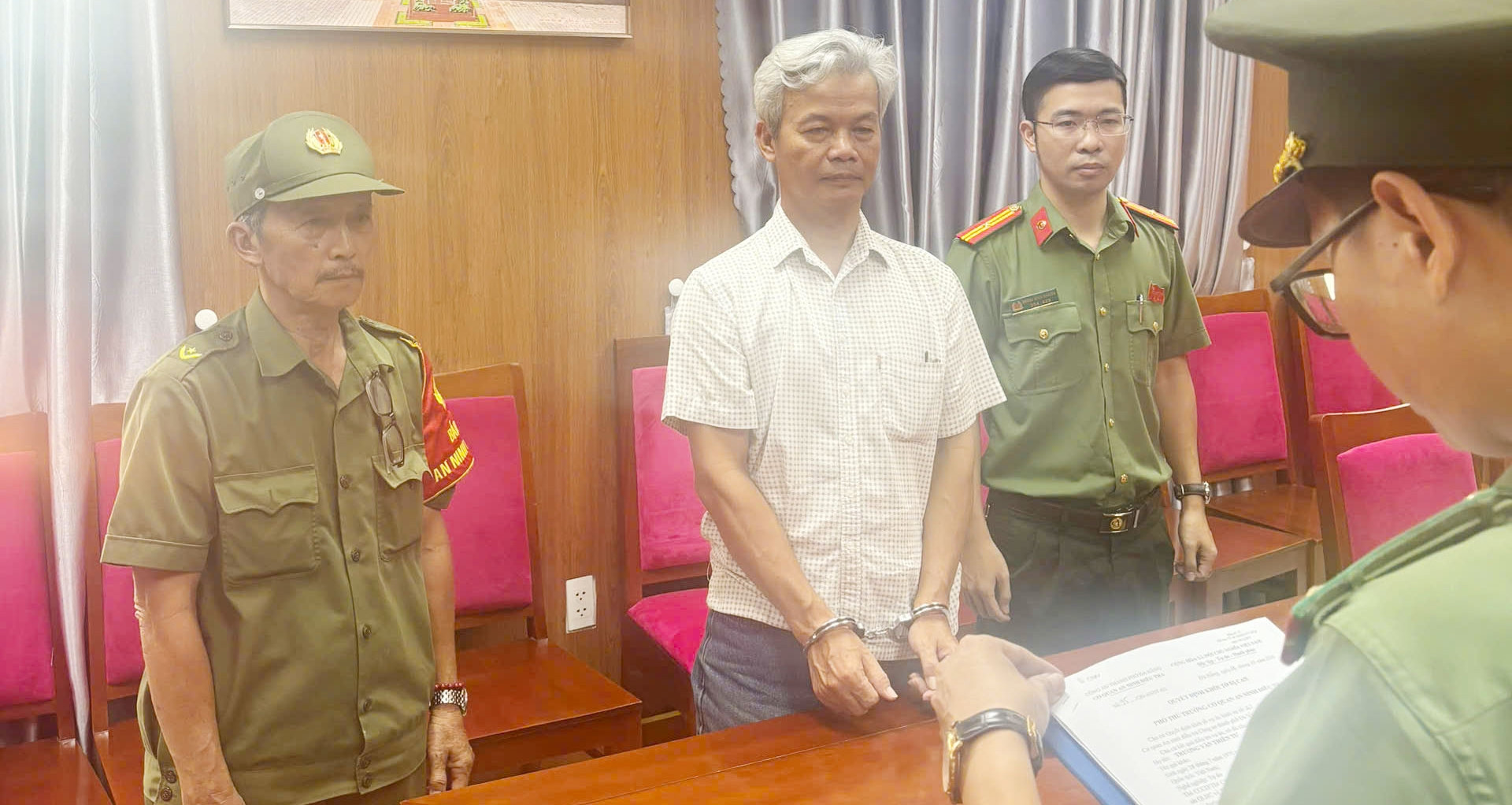 Bat Tam Giam Giam Doc Trung Tam Anh Ngu 2465