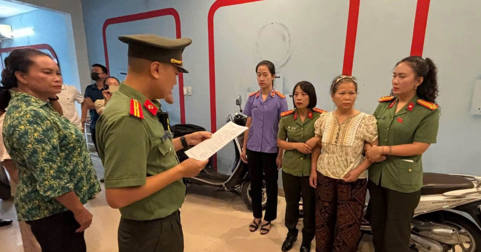 Bat Tam Giam Nguoi Phu Nu O Ha Noi Ve Toi Loi Dung Cac Quyen Tu Do Dan Chu 386