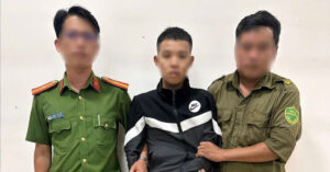 bat thanh nien dung xang kiem tan cong cha ruot va cong an 894