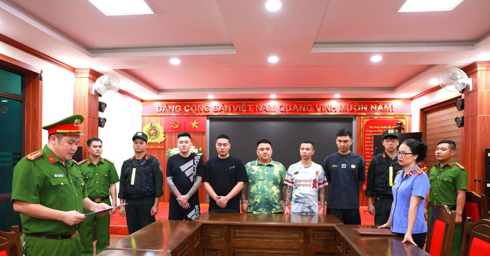 Bat Them 5 Nguoi Trong Vu Hung Loc San Xuat Video Bao Luc Trieu Luot Xem 1217