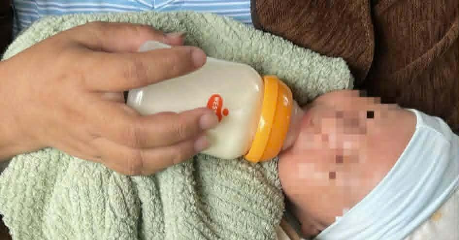 be trai 1 thang tuoi bi bo roi trong gio nhua mau trang ben duong 2867