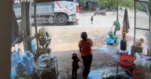 be trai 3 tuoi bang qua duong bi xe tai tong tu vong 2138.avif