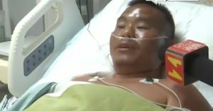 bi song cuon khi di dao bien nguoi dan ong an 80 con cua de song sot 1658.avif