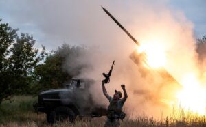 Ukraine giành thêm lợi thế trước Nga tại hai khu vực tiền tuyến 1 binh si ukraine ban phao phan luc da nong ve phia quan nga gan thi tran tien tuyen kostiantynivka. r