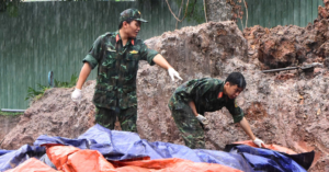 Bộ Đội Dầm Mưa Tìm Thấy Thêm 11 Hài Cốt Liệt Sĩ Ở Công Viên Lê Thị Riêng 1 Bo Doi Dam Mua Tim Thay Them 11 Hai Cot Liet Si O Cong Vien Le Thi Rieng 2384