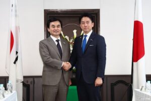bo truong quoc phong han quoc ahn gyu back trai va bo truong quoc phong nhat ban koizumi shinjiro. a