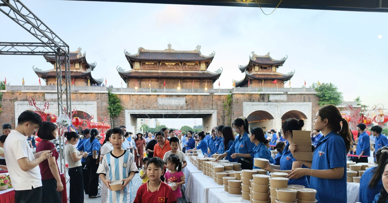 Buoi Chieu Khac La Voi Thieu Nhi Truoc Cong Tam Quan O Ninh Binh 3363
