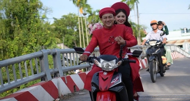 Ca Si Noi Tieng Hoai Lam Ruoc Dau Bang Xe May Dam Vinh Hung Song Ca Cung Chu Re 2587
