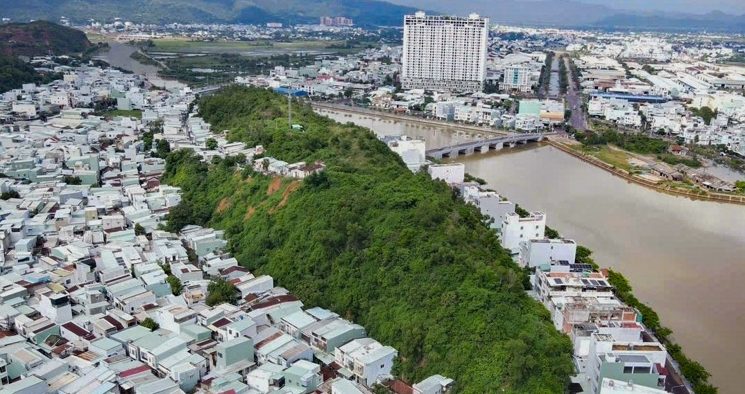 Can Canh Ngon Nui Mo Coi Nam Giua Long Pho Truoc De Xuat San Phang 703