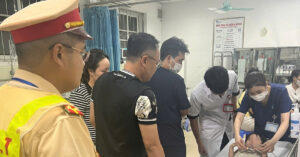 Cặp vợ chồng bế con gái 4 tuổi hốt hoảng cầu cứu, CSGT hành động khẩn 1 cap vo chong be con gai 4 tuoi hot hoang cau cuu csgt hanh dong khan 1996