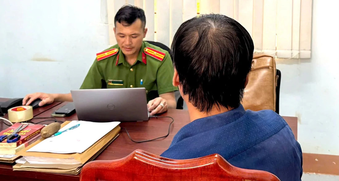 Cha Duong Lap Tiktok Gia Dong Vai Ban Trai De Tim Cach Xam Hai Con Rieng Cua Vo 1371.Webp