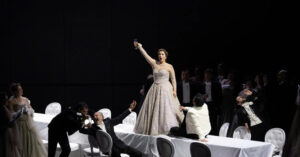 Chiec Den Chum Ky Luc Trong Vo Dien La Traviata 2343.Webp