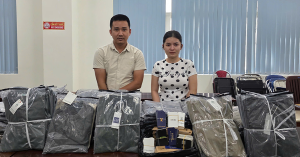 Đôi vợ chồng bị bắt quả tang sản xuất 10.000 áo thun giả thương hiệu LV, Zara, Lacoste... 1 chieu thuc tinh vi cua doi vo chong san xuat ao thun gia thuong hieu lv zara lacoste 1256
