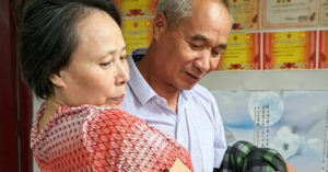 Chong Cham Vo Bi Liet Suot 25 Nam Hang Xom Nguong Mo 2132