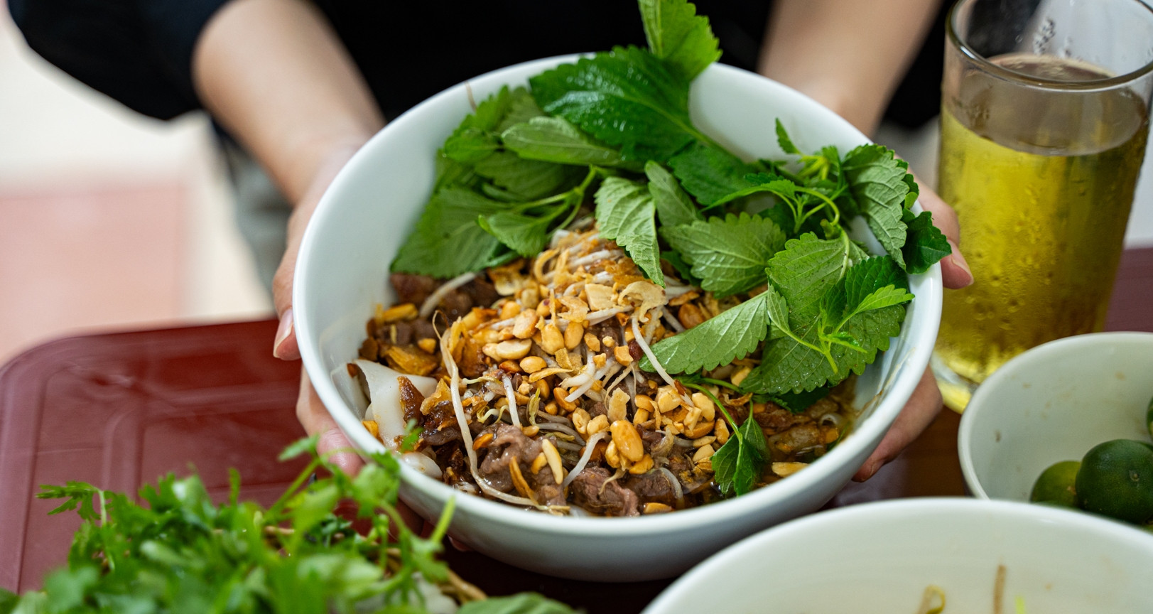 Chu Quan Ha Noi Ban Mon Pho La Hap Soi Pho Nhu Banh Bao Tron 2 Loai Nuoc Xot 3196
