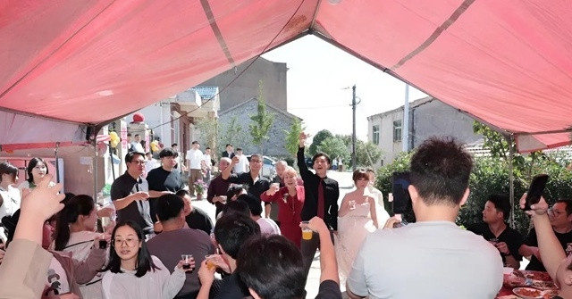 Chu Re Moi Cong Dong Mang An Cuoi Mien Phi Hon 100 Nguoi Vuot Duong Xa Den Du 1506