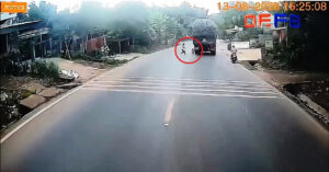 Clip Em Be Chay Ra Duong Dung Luc O To Tai Lao Doc Tai Xe Hanh Dong Khan Cap 1241