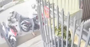 clip ke cuop giat bang duoc day chuyen cua nguoi phu nu ngay truoc cua nha tro 1478