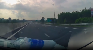 clip o to bat ngo bi nem chai nuoc trung kinh lai khi dang chay tren cao toc 1380
