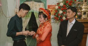 co dau u50 bat khoc truoc loi chuc phuc cua con trai chong 1657