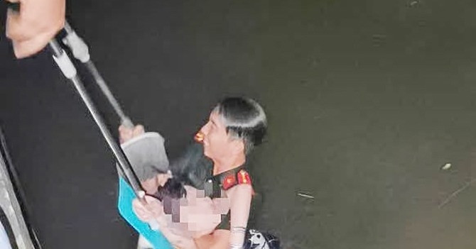 Co Gai 19 Tuoi Bat Ngo Bo Lai Tui Xach Nhay Xuong Nuoc Dai Uy Cong An Lao Xuong Cuu 2096