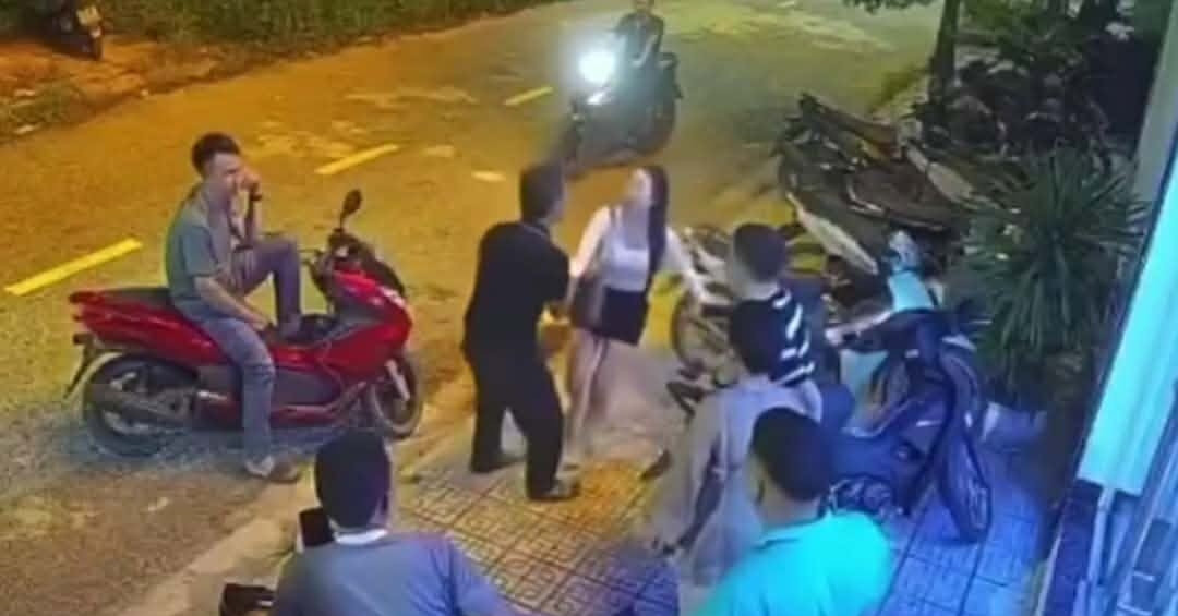 co gai bi danh lien tiep truoc quan karaoke o ninh binh 1434