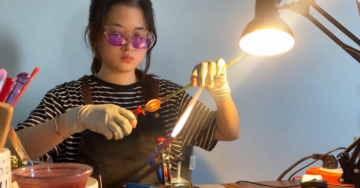Cô Gái Hà Nội Nghỉ Việc Văn Phòng, ‘Làm Bạn’ Với Thủy Tinh, Lửa Nóng 1.000 Độ C Co Gai Ha Noi Nghi Viec Van Phong Lam Ban Voi Thuy Tinh Lua Nong 1 1110