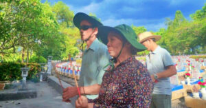 Con Dua Di Vieng Dong Doi O Nghia Trang Liet Si Cuu Binh Noi Da Man Nguyen 2067