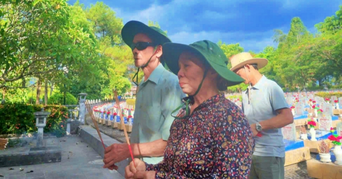 Con Dua Di Vieng Dong Doi O Nghia Trang Liet Si Cuu Binh Noi Da Man Nguyen 2067