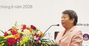 con gai danh hoa to ngoc van khoc khi di san cua cha duoc noi dai 2395