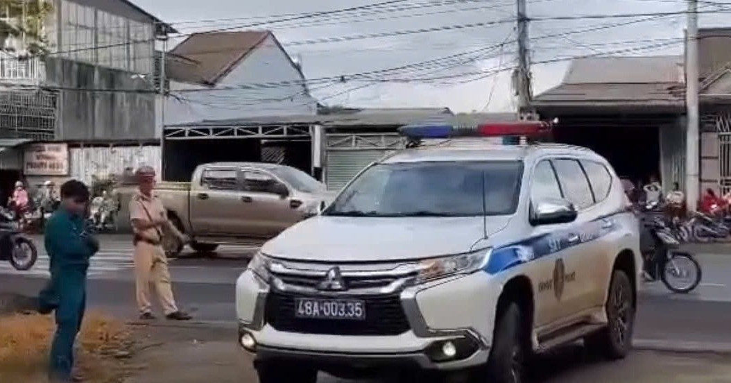 cong an dung xe dac chung dua thi sinh quen giay to vuot 40km di thi tot nghiep 1705