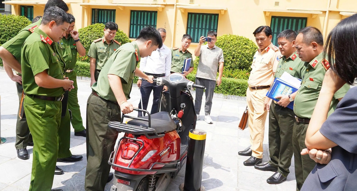 Cong An Ha Noi Nghien Cuu Dung Cot Chan Xe Tu Dong O Pho Di Bo Ho Hoan Kiem 2511