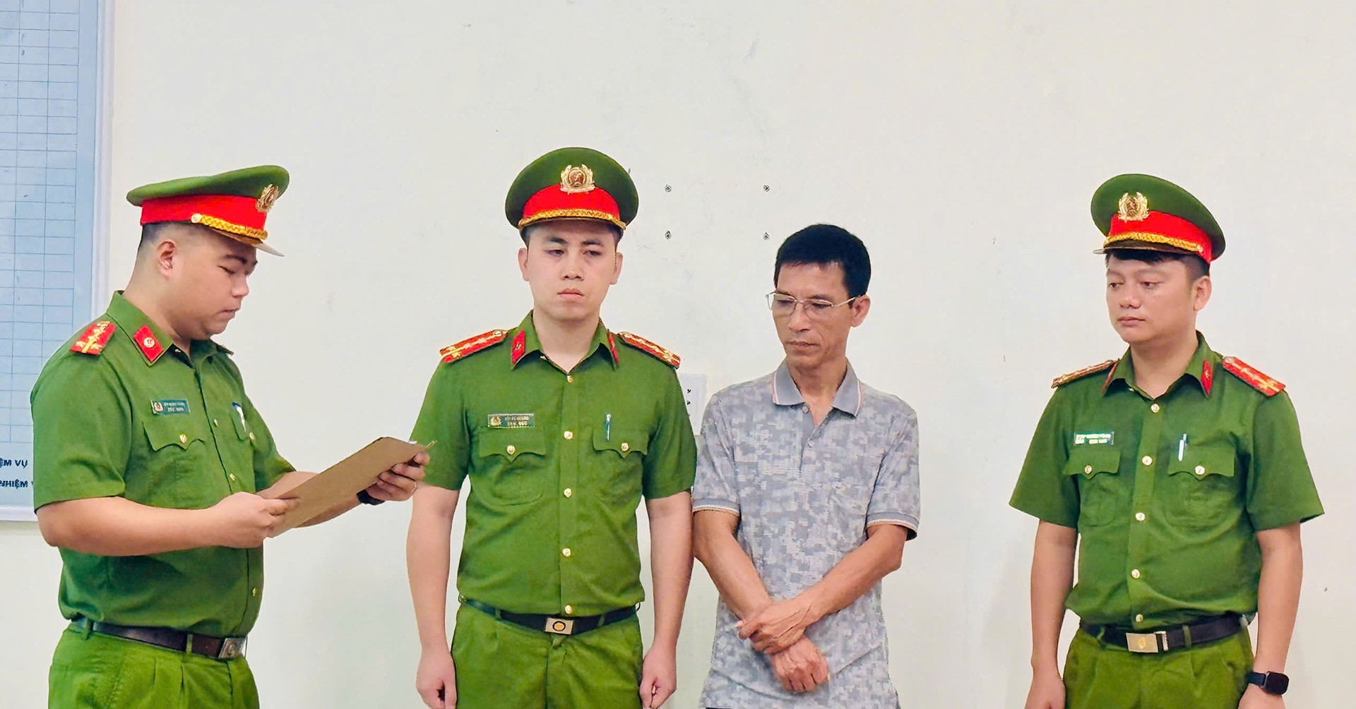 cong an lao cai khoi to 3 nguyen can bo thue 3048