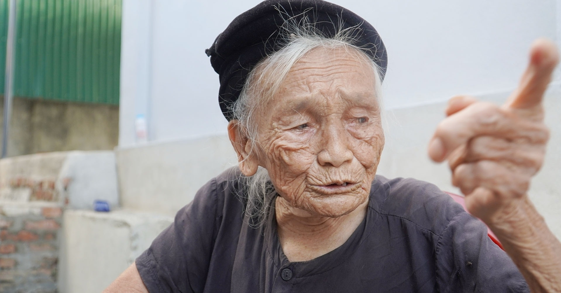 Cu Ba 98 Tuoi Ke Dem Ca Lang Thao 130 Ngoi Nha Mo Duong Cho Xe Ra Tran 2326