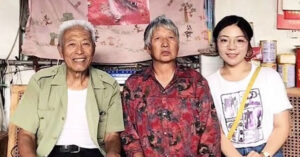 cu ong gui qua suot 8 nam cho co gai tung giup do minh tren tau dien 482